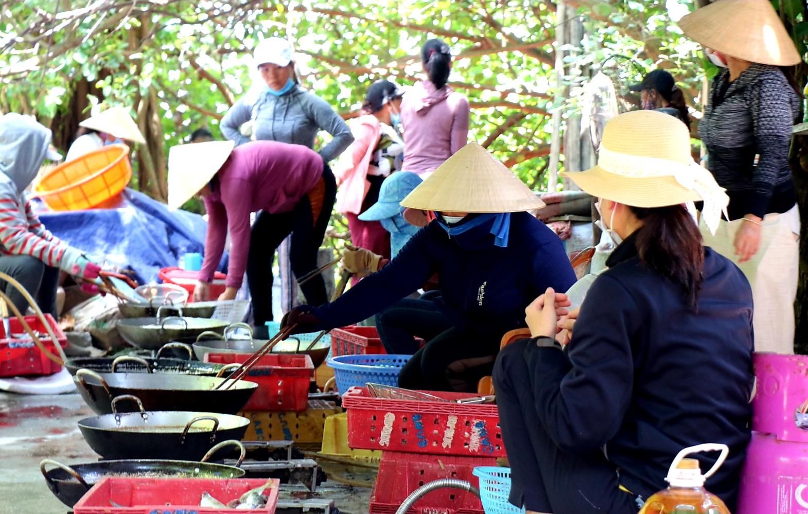 Người dân miền biển Thừa Thiên Huế làm xuyên trưa, chế biến hàng tấn cá gửi vào TP.HCM - 9