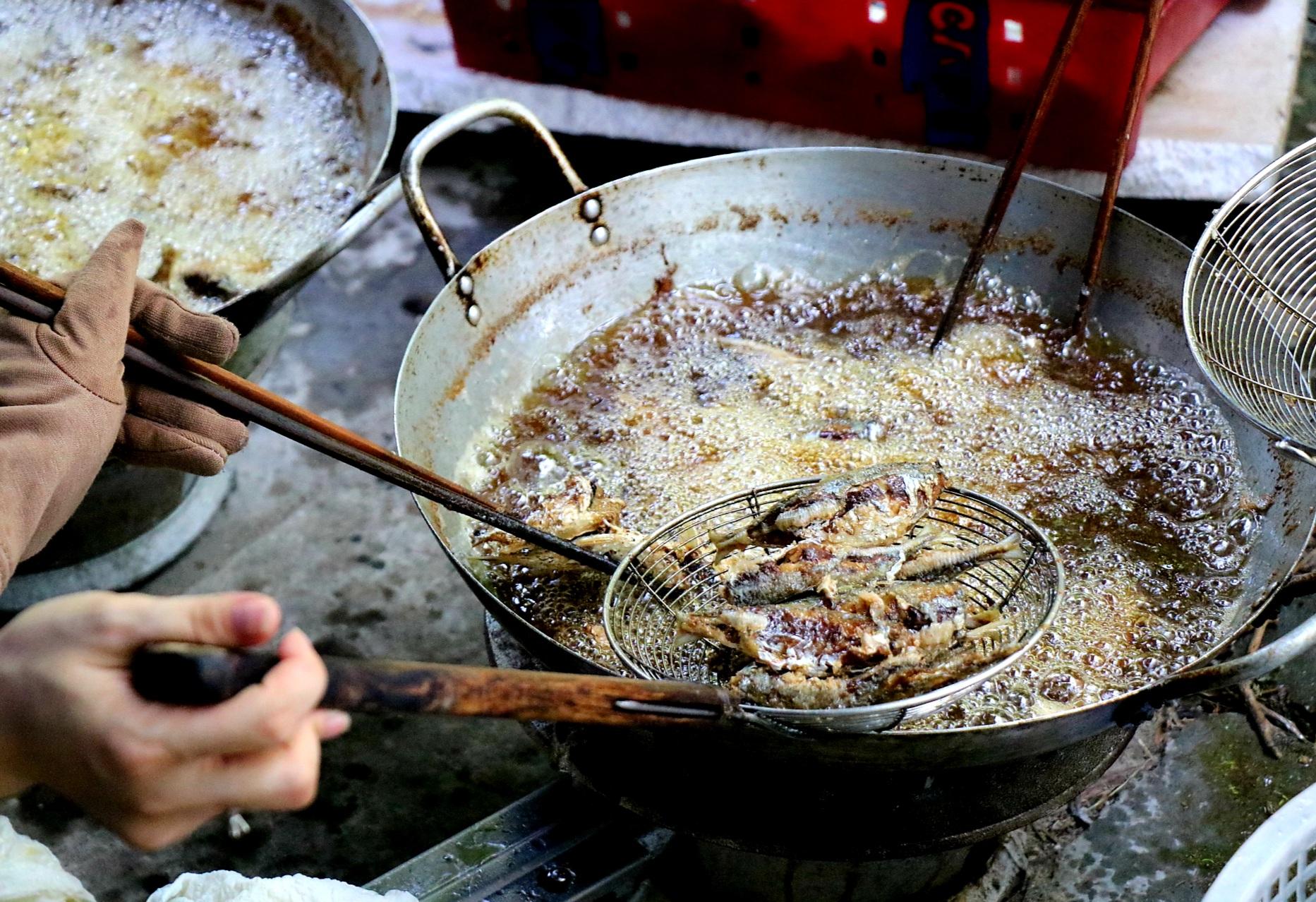 Người dân miền biển Thừa Thiên Huế làm xuyên trưa, chế biến hàng tấn cá gửi vào TP.HCM - 1
