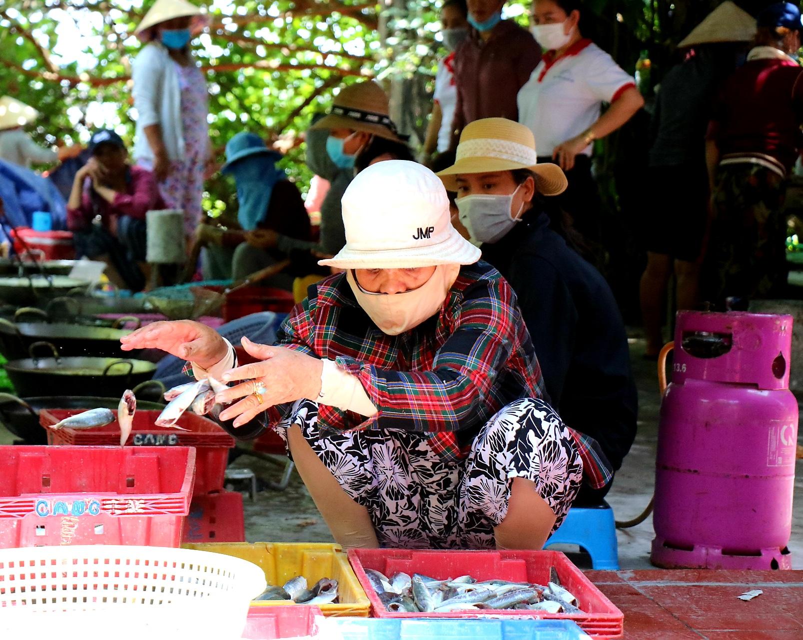 Người dân miền biển Thừa Thiên Huế làm xuyên trưa, chế biến hàng tấn cá gửi vào TP.HCM - 13