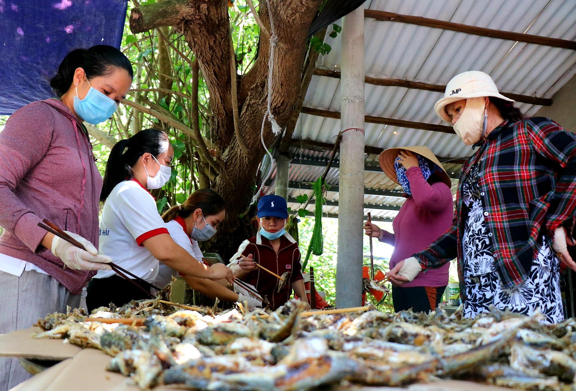 Người dân miền biển Thừa Thiên Huế làm xuyên trưa, chế biến hàng tấn cá gửi vào TP.HCM - 14