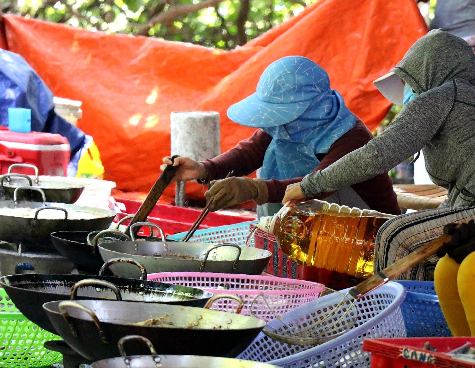 Người dân miền biển Thừa Thiên Huế làm xuyên trưa, chế biến hàng tấn cá gửi vào TP.HCM - 5