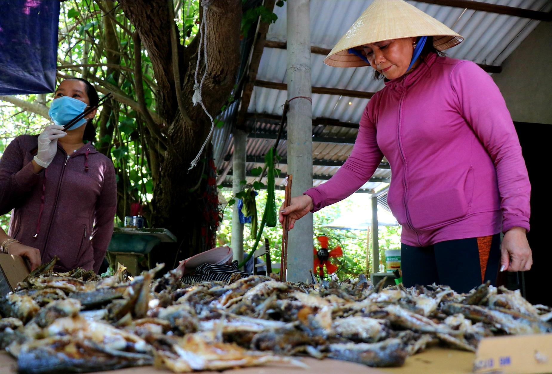 Người dân miền biển Thừa Thiên Huế làm xuyên trưa, chế biến hàng tấn cá gửi vào TP.HCM - 3