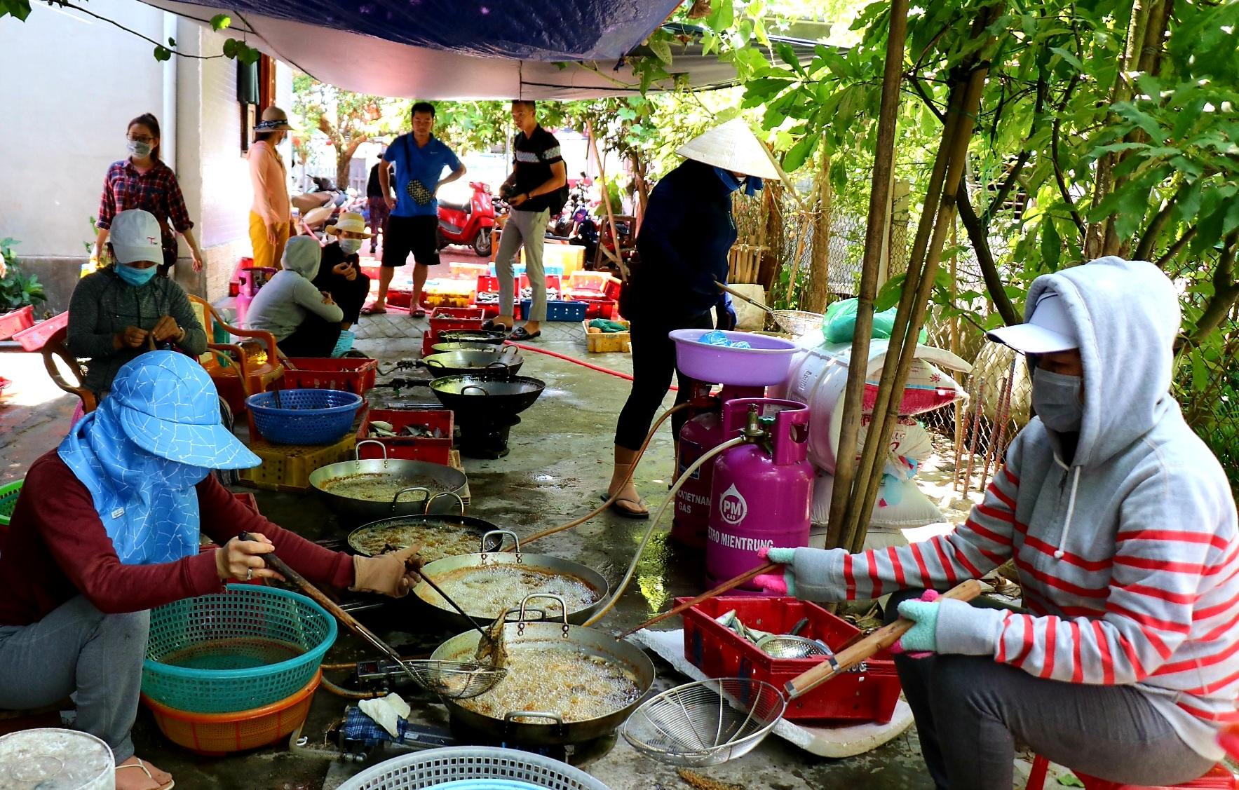 Người dân miền biển Thừa Thiên Huế làm xuyên trưa, chế biến hàng tấn cá gửi vào TP.HCM - 2