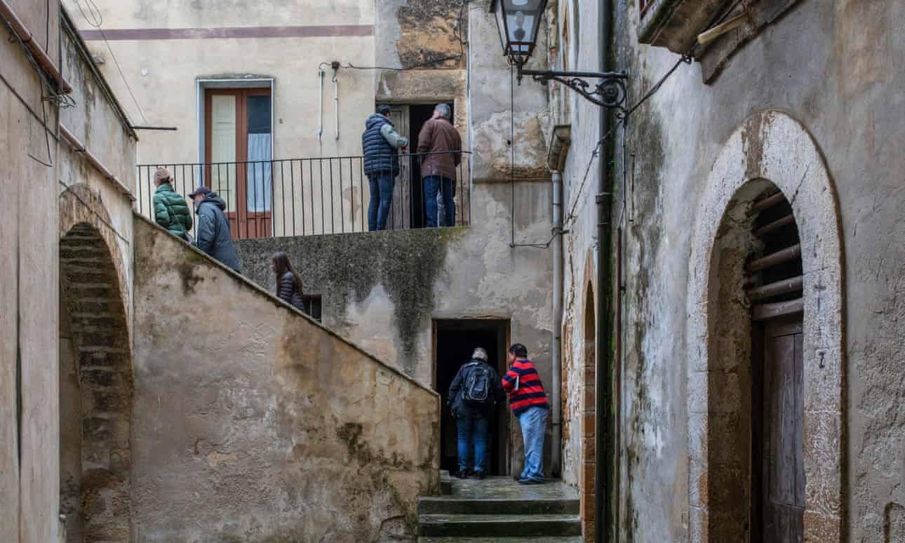 Bán nhà giá 1 ly cafe, thị trấn bỏ hoang ở Italy tạo cơn sốt giúp vực dậy du lịch - 4