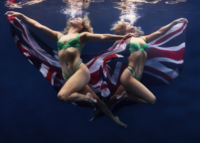Tá hoả 2 mỹ nhân bơi mặc bộ đồ bikini &#34;nhìn thấy hết&#34; thi đấu Olympic - 1
