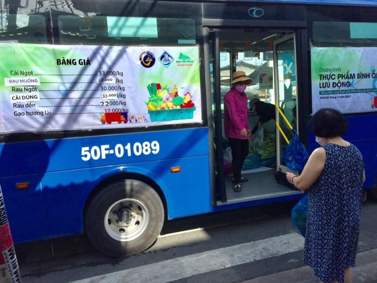 Xe buýt di động bán rau củ phục vụ người dân TP.HCM
