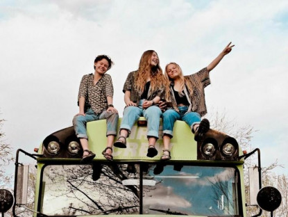 Chuyện hay - Phát hiện hẹn hò chung một người, ba cô gái đã 'độ' lại chiếc xe buýt để 'phượt' xuyên nước Mỹ