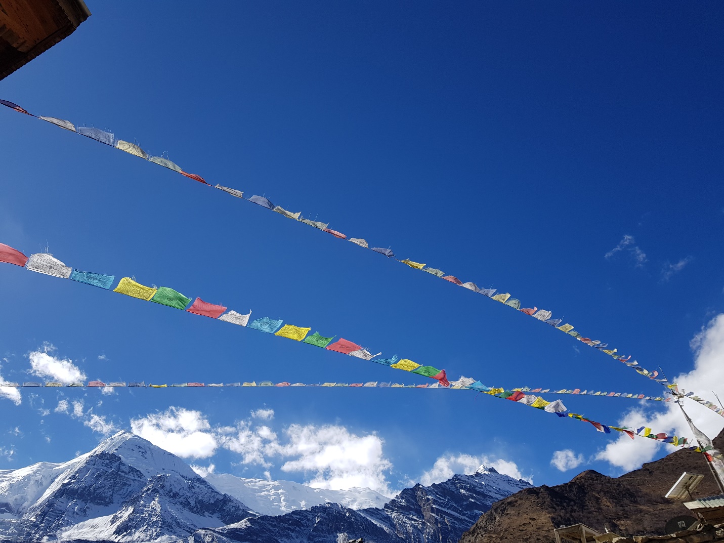 Tới Nepal, gửi lời nguyện cầu theo những lá cờ Lungta bay phấp phới - 1