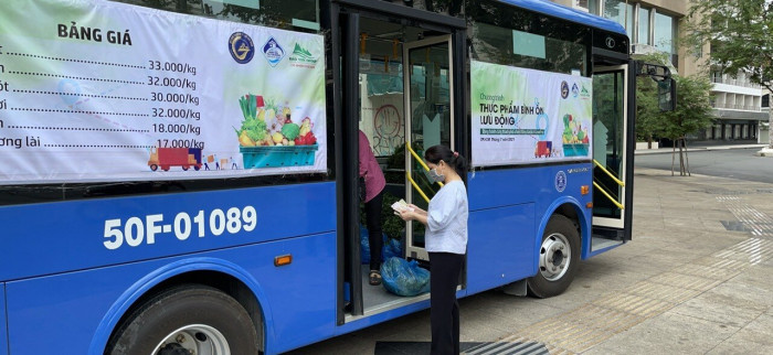 Xe buýt di động bán rau củ phục vụ người dân TP.HCM - 1