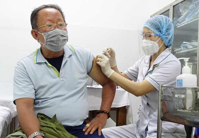 Người dân TP HCM đi tiêm vaccine đợt 5 - 1