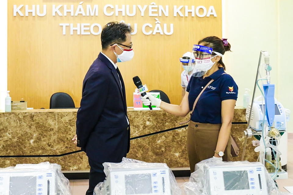 Trao tặng 8 máy thở và 1.174 trang thiết bị bảo hộ chống dịch cùng Chương trình vì nhịp thở Việt Nam - 2