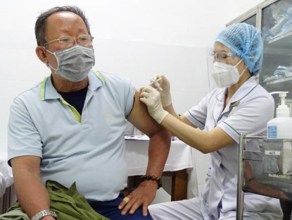 Chuyển động - Người dân TP HCM đi tiêm vaccine đợt 5