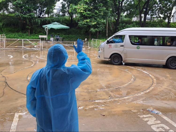 Bệnh nhân COVID-19: Mừng rơi nước mắt trong ngày được xuất viện!