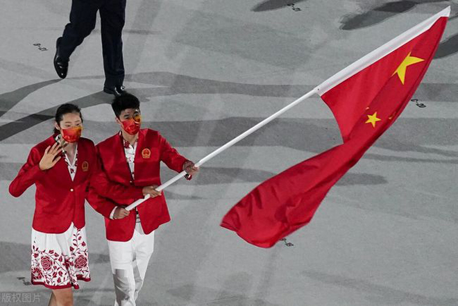 Trang phục đoàn Trung Quốc từng bị chê &#34;cà chua xào trứng&#34;, nay trông ra sao ở Olympic? - 3