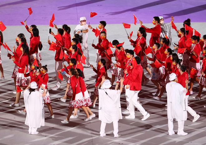 Trang phục đoàn Trung Quốc từng bị chê &#34;cà chua xào trứng&#34;, nay trông ra sao ở Olympic? - 5
