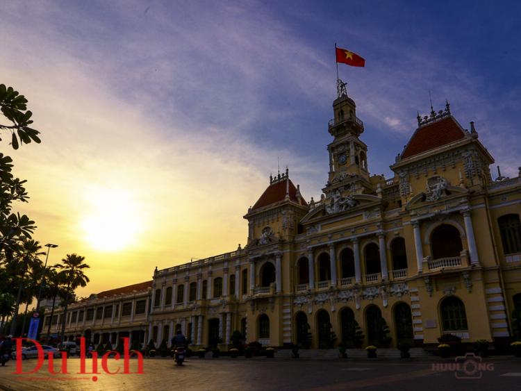 TP.HCM vắng vẻ sau 18 giờ