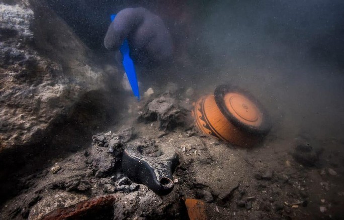 "Tàu ma" 2.200 năm xuất hiện nguyên vẹn giữa thành phố bị nuốt chửng - 1