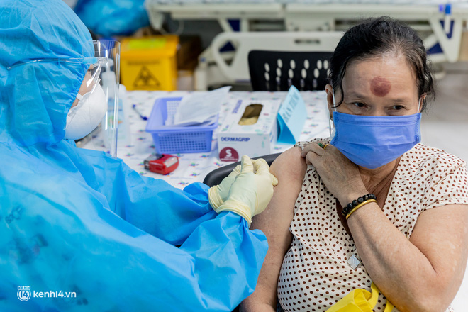 Các cụ già và người nghèo ở Sài Gòn vui mừng vì được tiêm vaccine Covid-19 miễn phí - 2