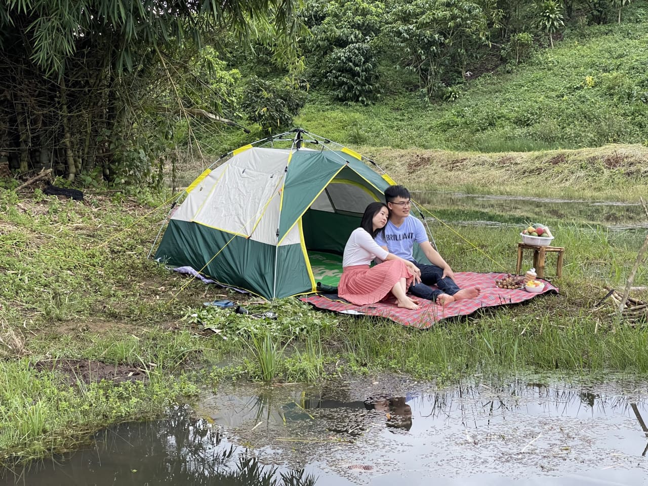 Vợ chồng trẻ ở Lâm Đồng rủ nhau lên đồi cắm trại "trốn Covid" - 1
