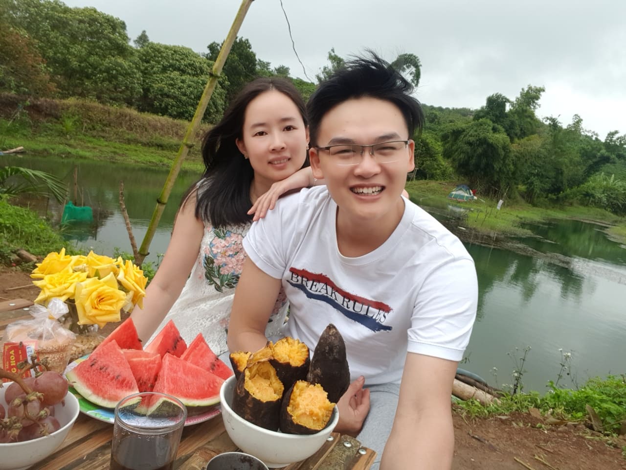 Vợ chồng trẻ ở Lâm Đồng rủ nhau lên đồi cắm trại "trốn Covid" - 10