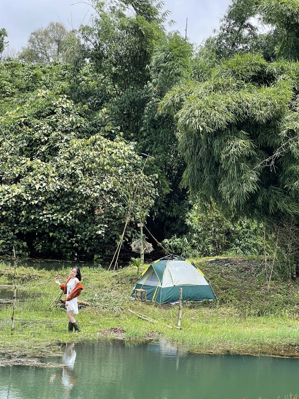 Vợ chồng trẻ ở Lâm Đồng rủ nhau lên đồi cắm trại "trốn Covid" - 15