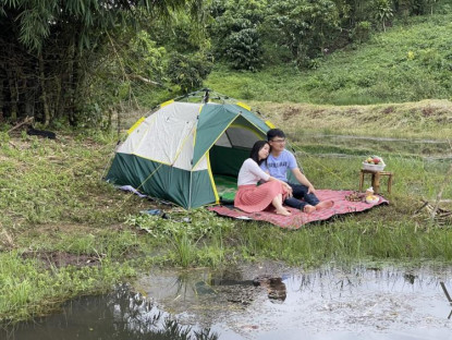 Chuyện hay - Vợ chồng trẻ ở Lâm Đồng rủ nhau lên đồi cắm trại &quot;trốn Covid&quot;