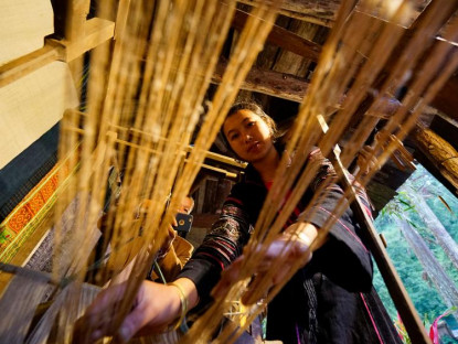 Lễ hội - Người Mông Sa Pa vào mùa thu hoạch cây lanh, dệt vải