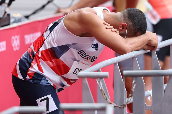 Cảm động Olympic: VĐV khóc nghẹn, mất 1&#39;58&#39;&#39; để &#34;chạy&#34; xong 200m - 1