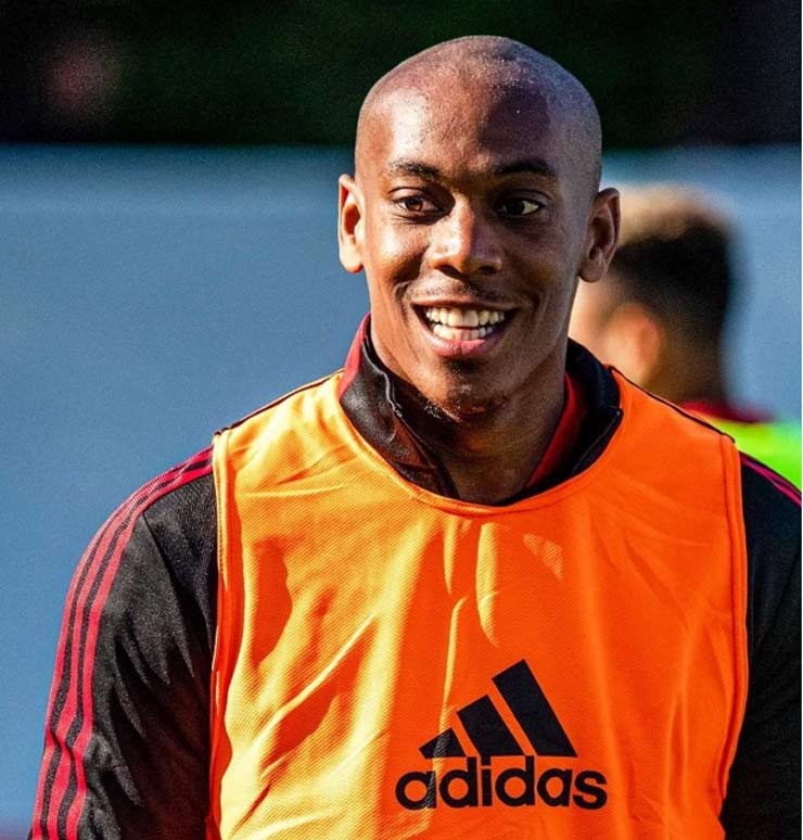 Tin mới nhất bóng đá tối 4/8: Martial cạo trọc đầu gây sốc khi tái xuất MU - 1