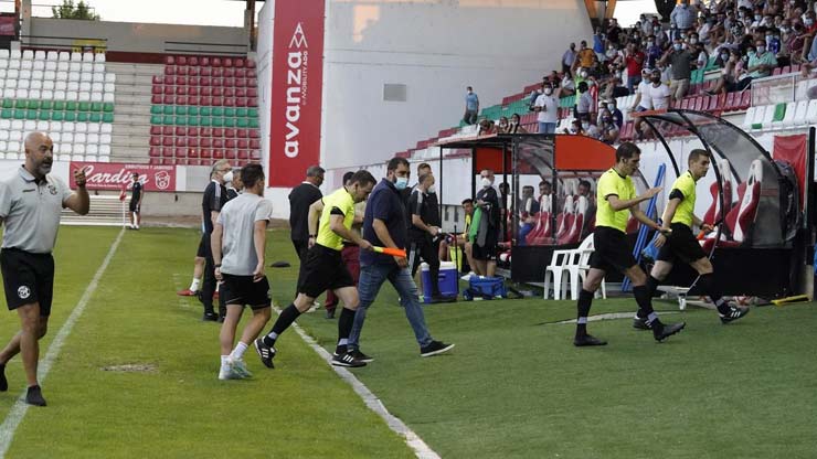 Sốc bóng đá Tây Ban Nha: Trọng tài dỗi bỏ trận đấu, cầu thủ và HLV vào bắt thay - 2