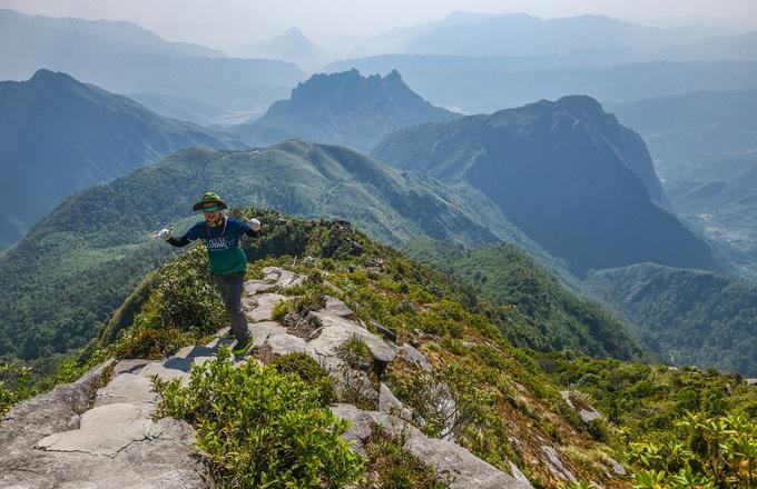 10 đỉnh núi cao nhất Việt Nam hút giới xê dịch - 4