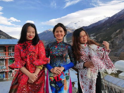 Chuyện hay - Áo dài Việt Nam tung bay trên dãy Himalaya