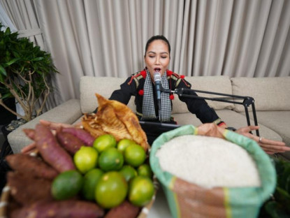 Giải trí - H'Hen Niê livestream bán gạo, khoai lang ủng hộ bà con vùng dịch