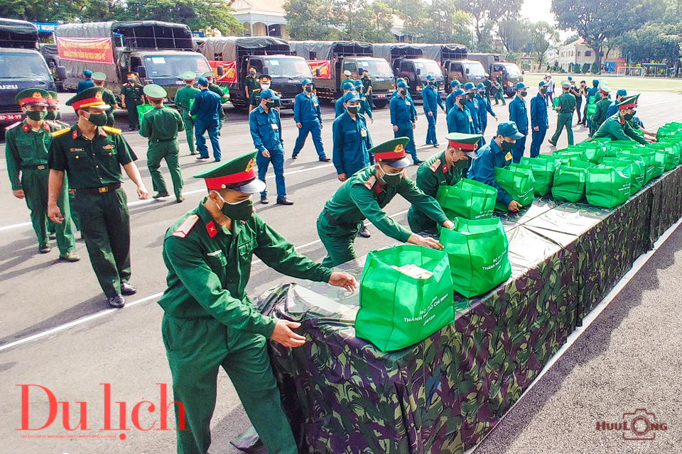 Quân đội xuống từng nhà trao quà tận tay bà con khó khăn vì dịch bệnh - 8