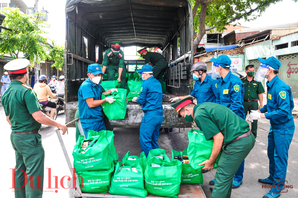 Quân đội xuống từng nhà trao quà tận tay bà con khó khăn vì dịch bệnh - 12