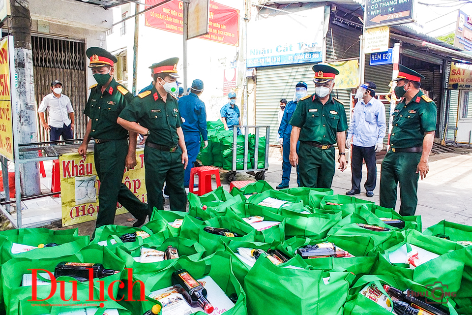 Quân đội xuống từng nhà trao quà tận tay bà con khó khăn vì dịch bệnh - 13