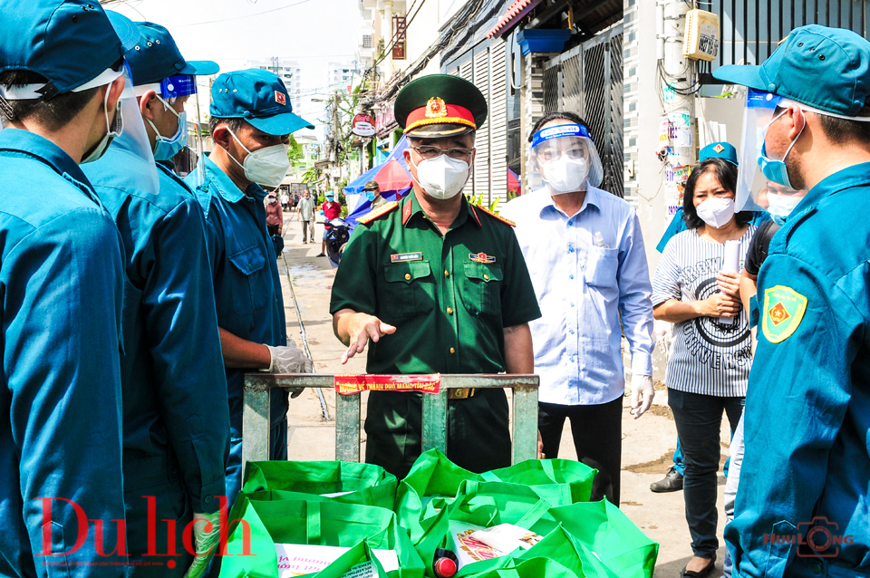 Quân đội xuống từng nhà trao quà tận tay bà con khó khăn vì dịch bệnh - 14