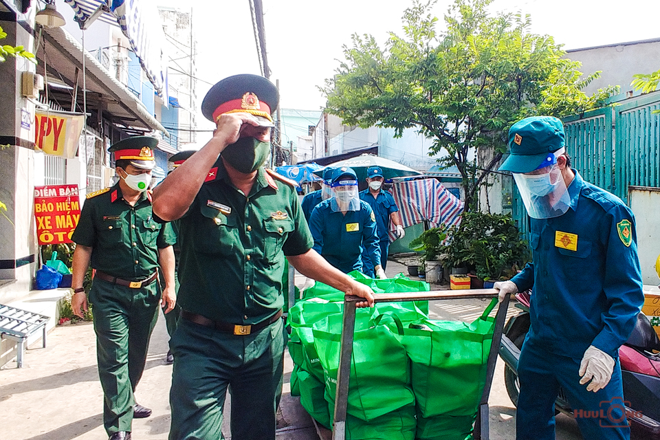 Quân đội xuống từng nhà trao quà tận tay bà con khó khăn vì dịch bệnh - 18