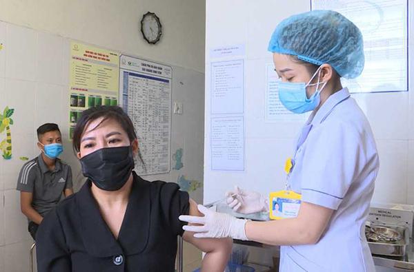 Hơn 7.000 nhân sự ngành du lịch Quảng Ninh được tiêm vắc-xin - 1