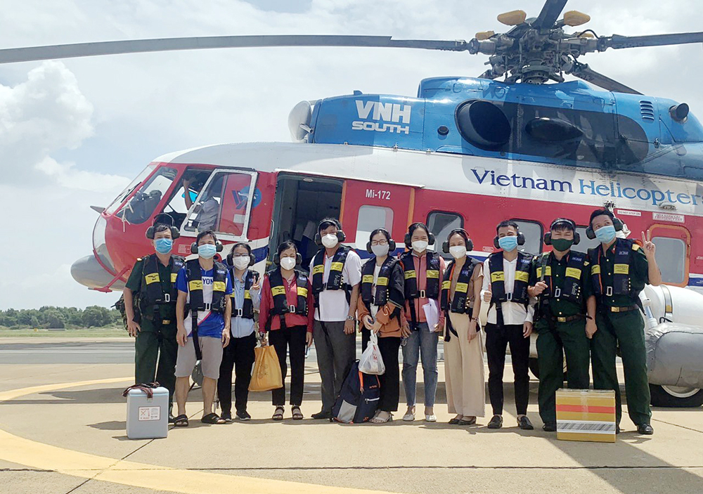 Trực thăng đưa 12 bác sĩ cùng 5.000 liều vắc xin đến Côn Đảo - 1