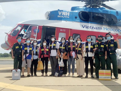 Chuyển động - Trực thăng đưa 12 bác sĩ cùng 5.000 liều vắc xin đến Côn Đảo