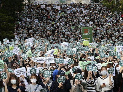 Chuyển động - Sinh viên Hàn Quốc bức xúc vì bị du khách quay lén