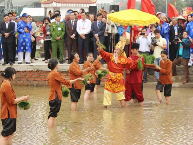 Lễ hội Vua Hùng dạy dân cấy lúa