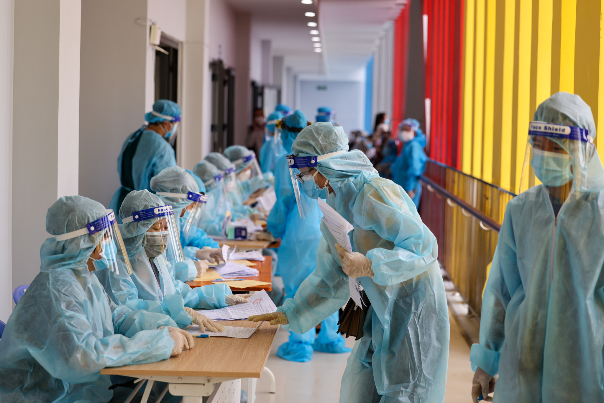 Người nước ngoài tiêm vaccine Vero Cell tại quận Bình Thạnh - 3