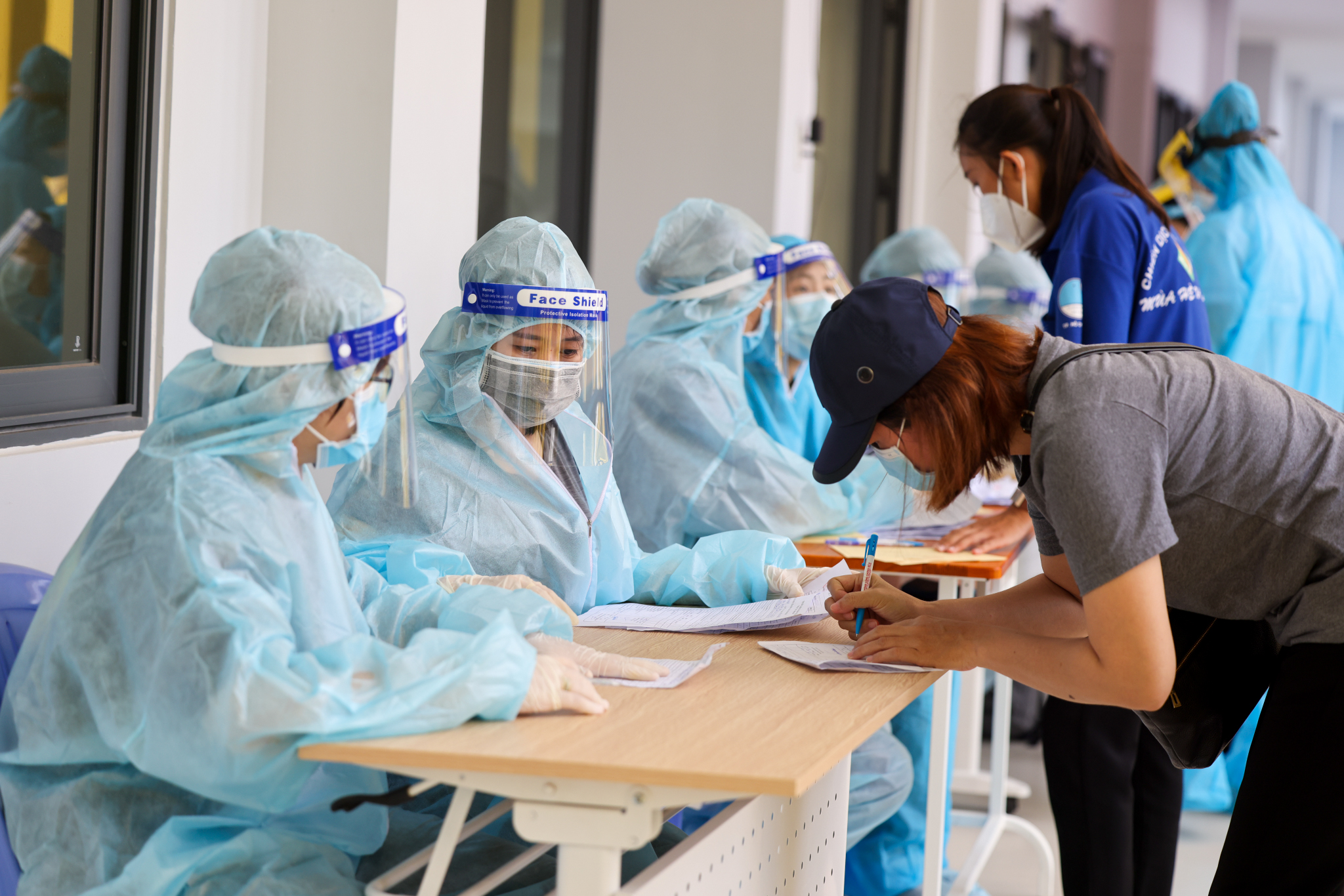 Người nước ngoài tiêm vaccine Vero Cell tại quận Bình Thạnh - 4