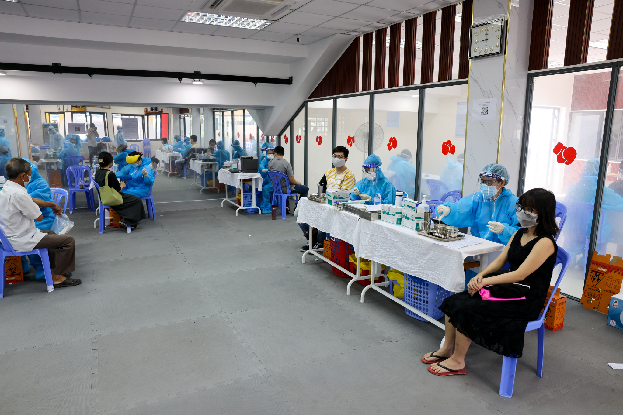 Người nước ngoài tiêm vaccine Vero Cell tại quận Bình Thạnh - 2