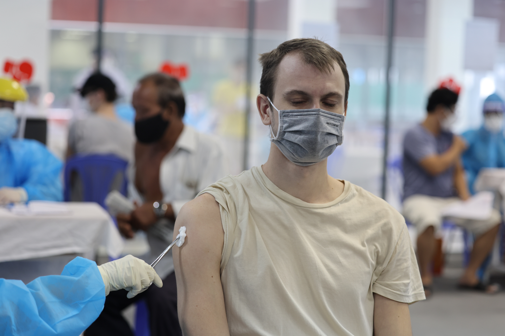 Người nước ngoài tiêm vaccine Vero Cell tại quận Bình Thạnh - 8