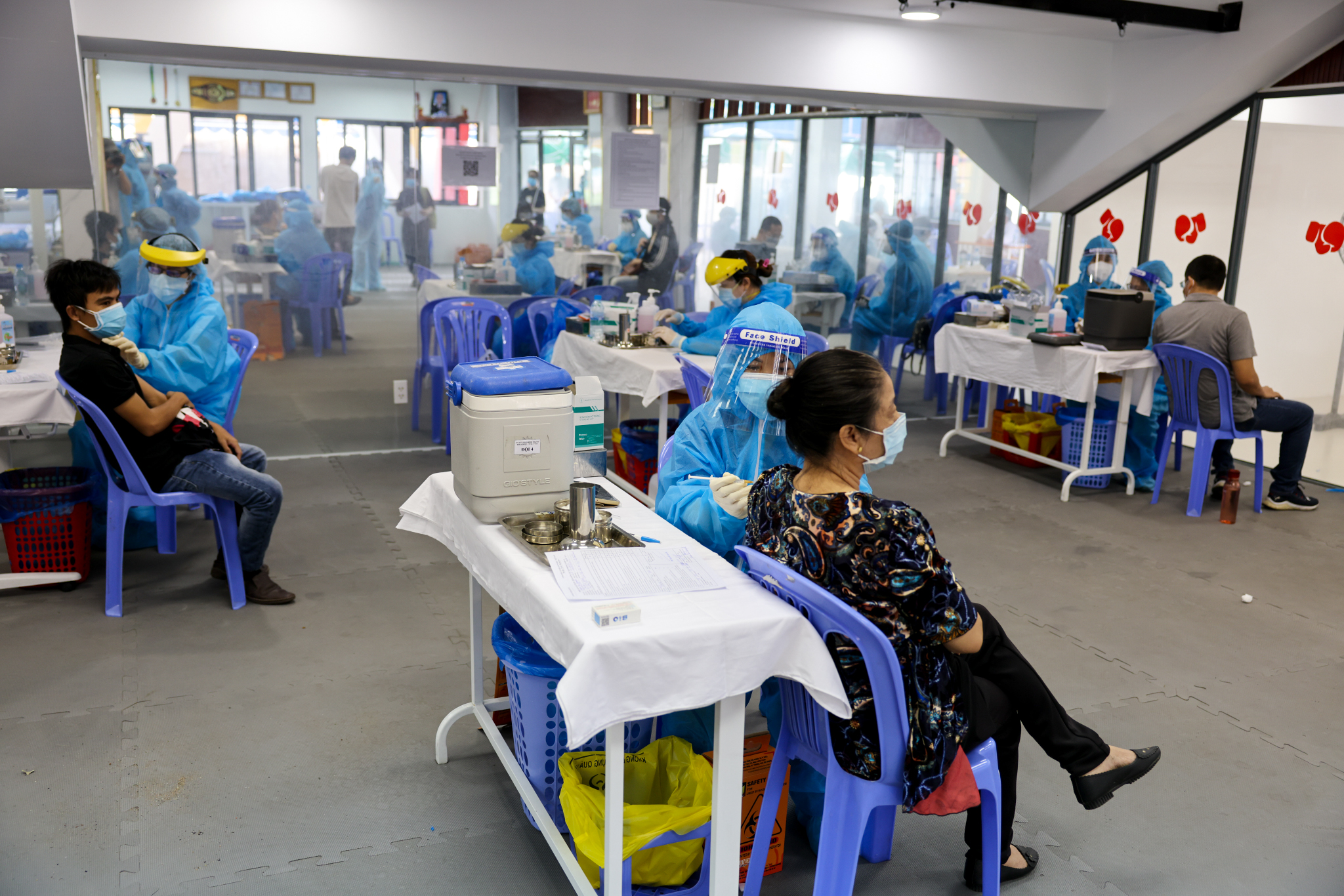 Người nước ngoài tiêm vaccine Vero Cell tại quận Bình Thạnh - 9