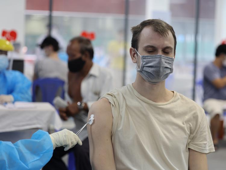 Người nước ngoài tiêm vaccine Vero Cell tại quận Bình Thạnh