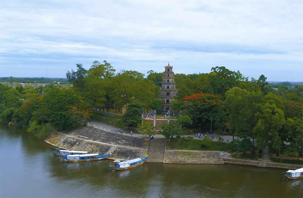 Ngôi chùa cổ kính soi bóng trên dòng sông Hương mộng mơ - 1